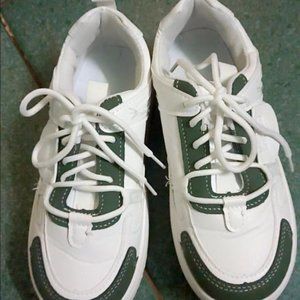 Active style sports shoes for women